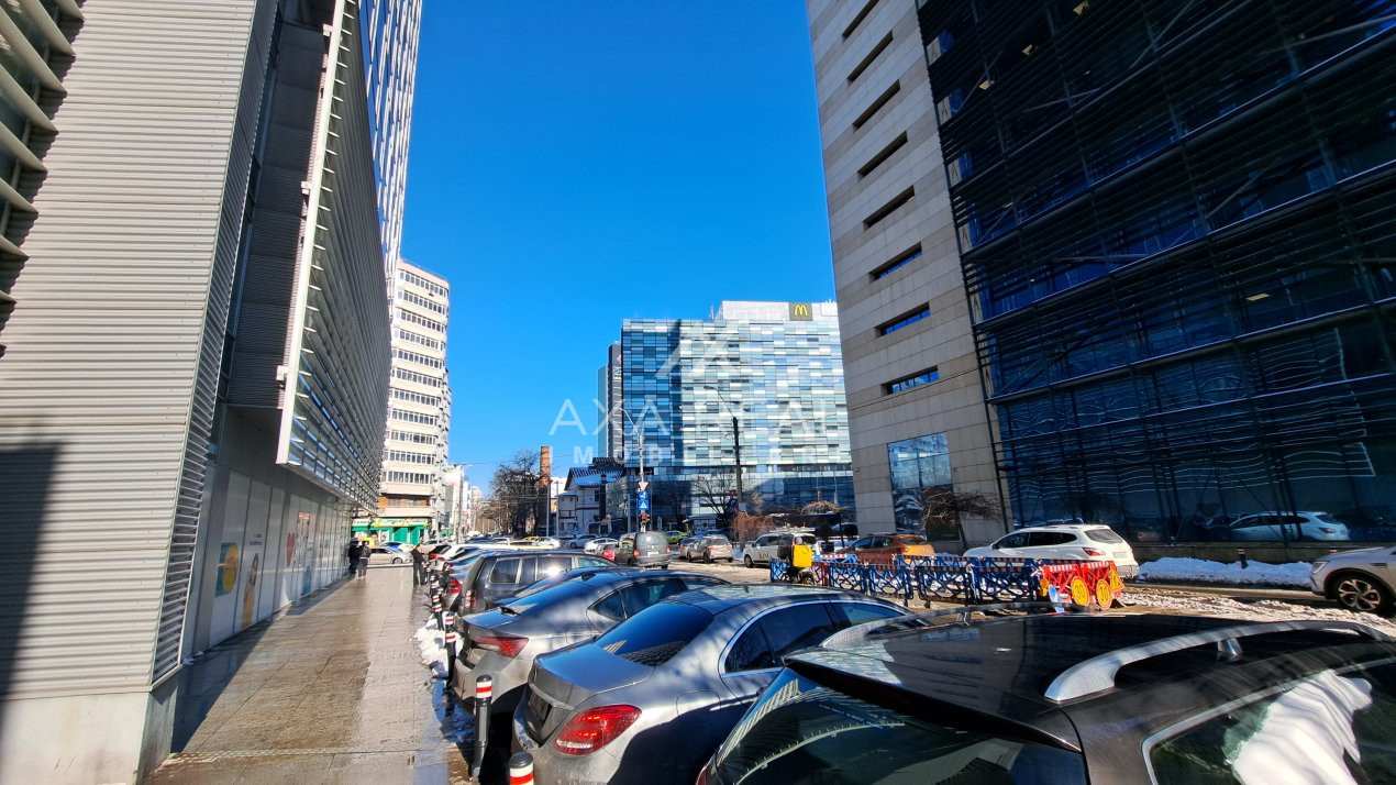 In curand la vanzare! 2 camere P.ta Victoriei et. 1